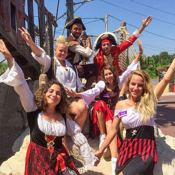 Camping Californie Plage - Les clubs enfants et ados - Groupe d\'animateur déguisés en pirates
