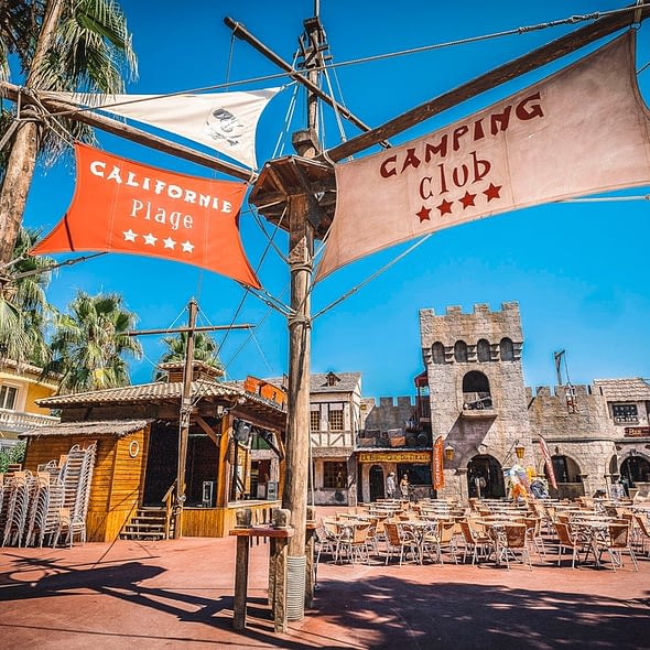 Camping Californie Plage - Le cœur de village - Place centrale du camping avec commerces et restaurants