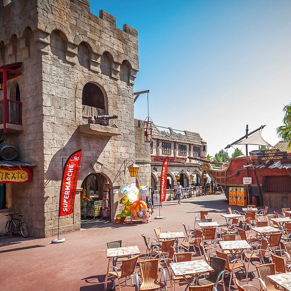 Camping Californie Plage - Le cœur de village - Boutique du pirate sur la place principale du camping