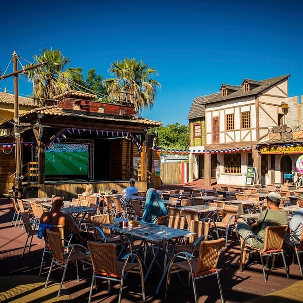 Camping Californie Plage - Le cœur de village - Vue de la place des pirates avec la scène de spectacle