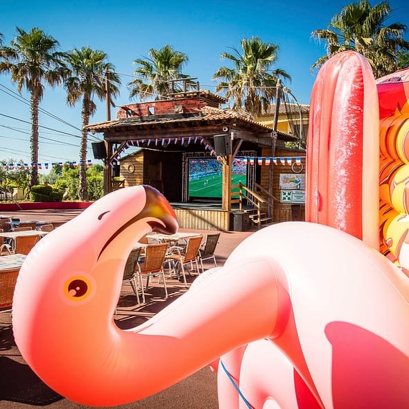 Camping Californie Plage - Le cœur de village - Commerce sur la place des pirates