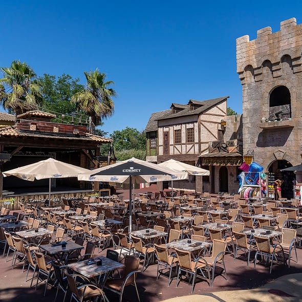 Camping Californie Plage - Le cœur de village - Vue générale du cœur de village avec la boutique du pirate et la scène de spectacle