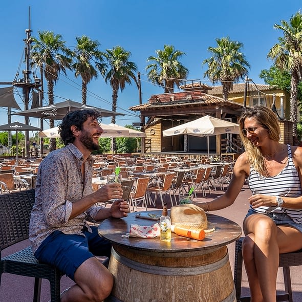 Camping Californie Plage - Le cœur de village - Terrasse du bar \"Le Black Pearl\"