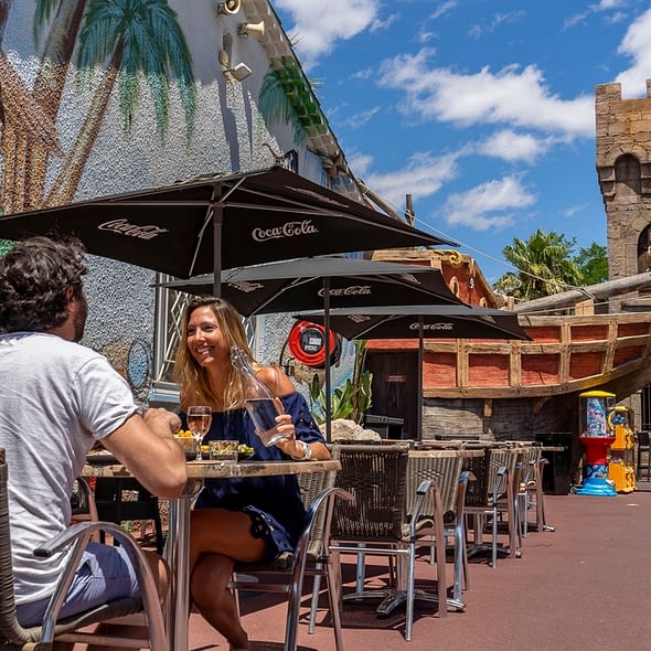 Camping Californie Plage - Le cœur de village - Terrasse du restaurant \"le Black Pearl\"