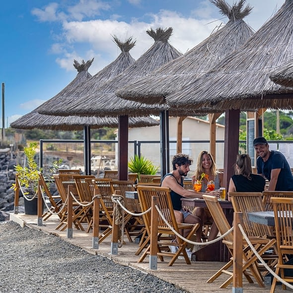 Camping Californie Plage - Le cœur de village - Terrasse du restaurant \"Le Beach\"