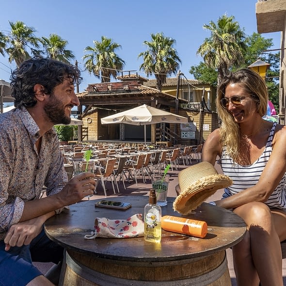 Camping Californie Plage - La restauration - Boissons fraiches servies au bar du \"Black Pearl\'