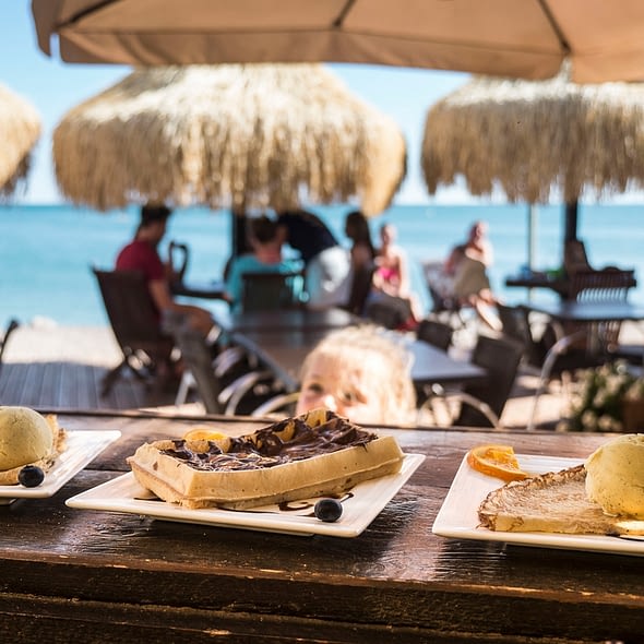Camping Californie Plage - La restauration - Crêpes et gaufres servis au restaurant \"Le Beach\"