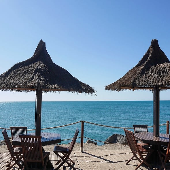 Camping Californie Plage - La restauration - Vue sur la mer depuis la terrasse du bar \"Le Beach\"
