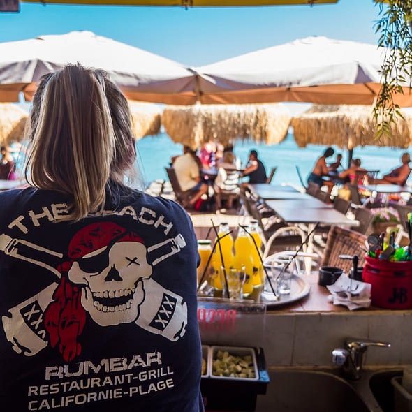 Camping Californie Plage - La restauration - Serveuse au restaurant \"Le Black Pearl\"