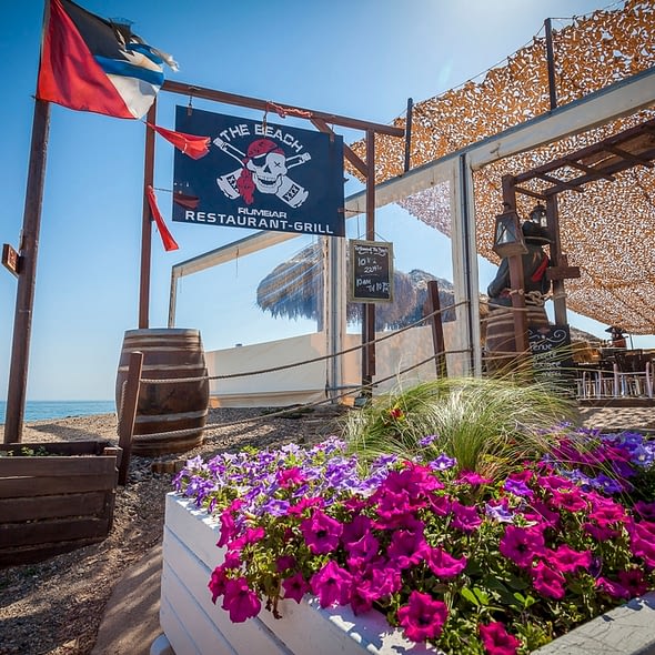 Camping Californie Plage - La restauration - Entrée du restaurant-grill \"Le Beach\"