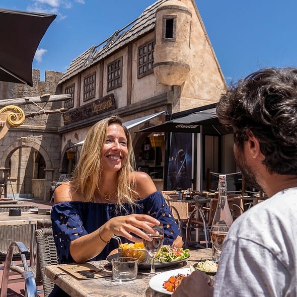 Camping Californie Plage - La restauration - Terrasse du \"Black Pearl\" en cœur de village
