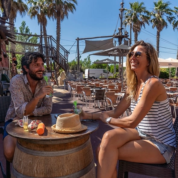 Camping Californie Plage - La restauration - Terrasse du bar dans le cœur du village