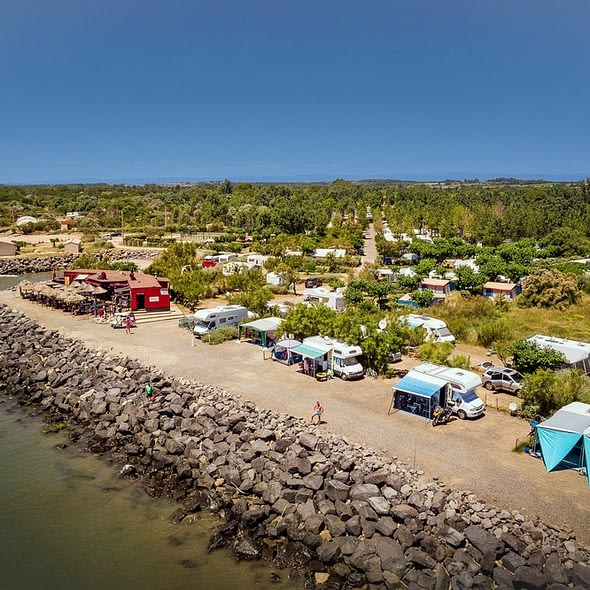 Camping Californie Plage - Hébergements - Emplacement vue mer - vue aérienne des emplacement face à la mer