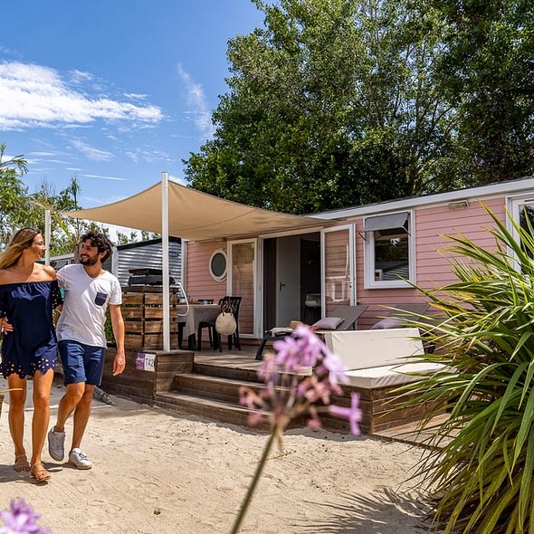 Camping Californie Plage - Hébergements - Mobil-home Caïcos Premium - Extérieure et terrasse du mobil-home