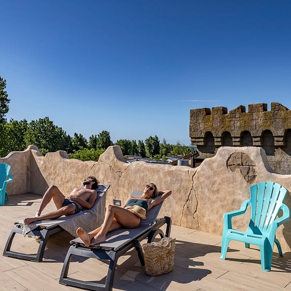 Camping Californie Plage - Solarium avec chaises longues
