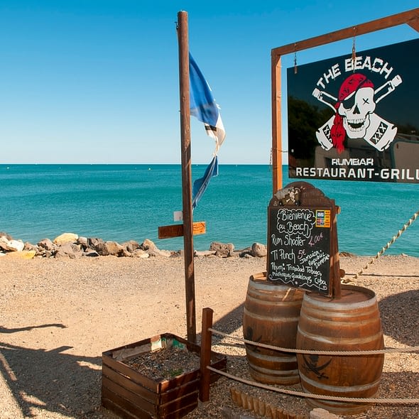 Camping Californie Plage - La plage - Bar \"Le Beach\" en bord de mer