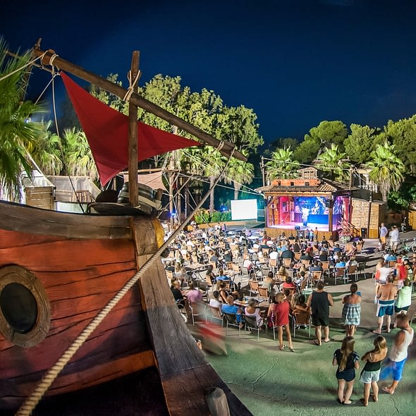 Camping Californie Plage - Galerie photo - Spectacle et animation au cœur de village