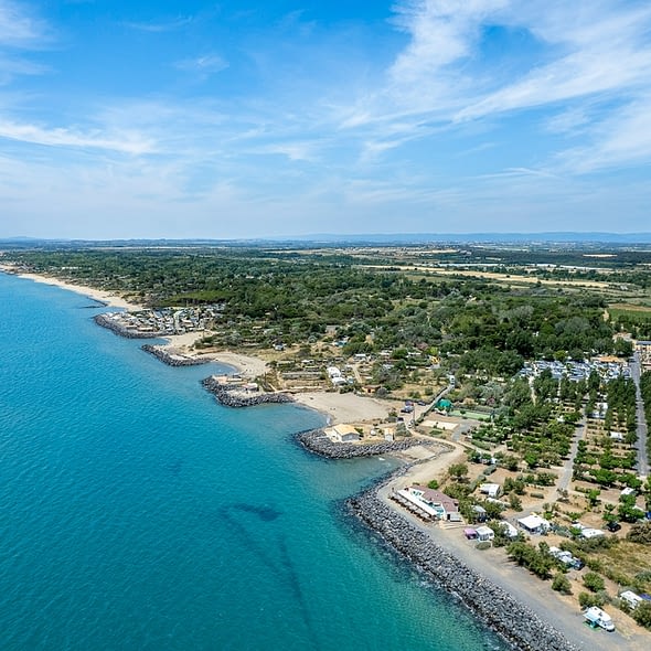 Camping Californie Plage - Galerie photo - Vue aérienne générale du camping avec les emplacement en bord de mer