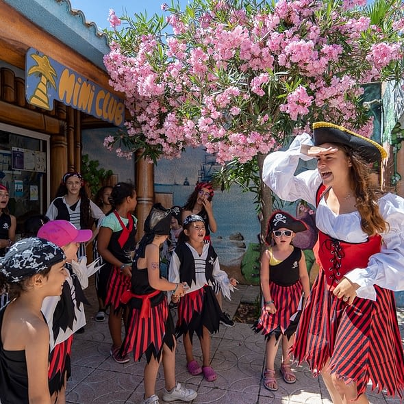 Camping Californie Plage - Galerie photo - Jourée speciale Pirate au mini club avec des efants et des animateurs déguisés