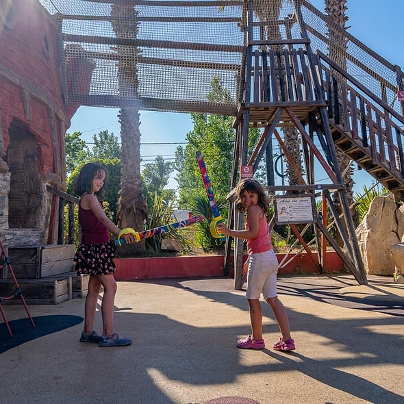 Camping Californie Plage - Galerie photo - Enfants jouant dans l\'aire de jeux aux décors pirates 