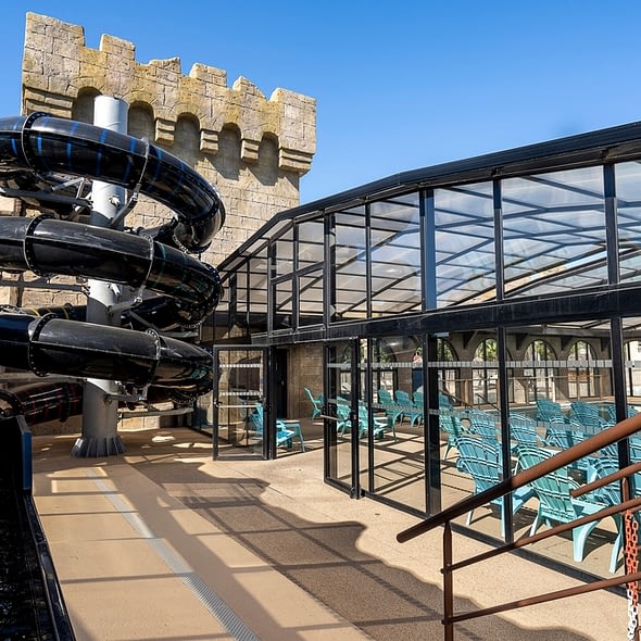 Camping Californie Plage - Galerie photo - Vue du toboggan et de la piscine couverte