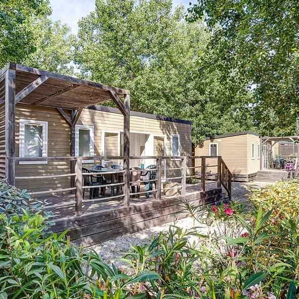 Camping Californie Plage - Galerie photo - Vue extérieure et terrasse d\'un hébergement 