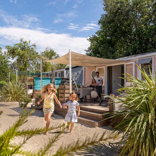 Camping Californie Plage - Galerie photo - Extérieur et terrasse d\'un hébergement Premium 
