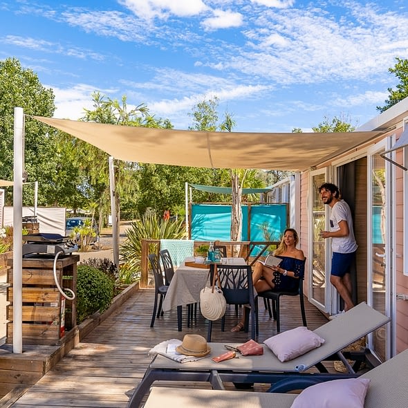 Camping Californie Plage - Galerie photo - Grande terrasse d\'un hébergement de gamme Premium