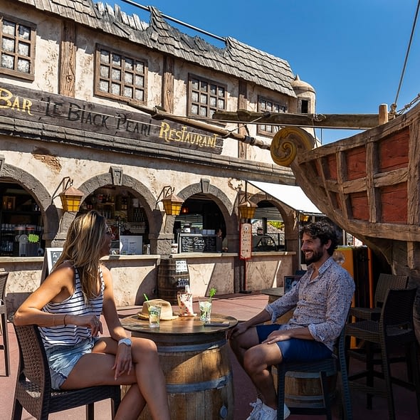 Camping Californie Plage - Galerie photo - Terrasse du bar-restaurant \"Le Black Pearl\"