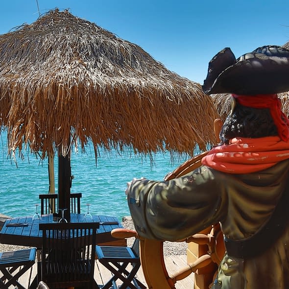 Camping Californie Plage - Galerie photo - Table en bord de plage au Bar-restaurant Le Beach\" aà la decoration dans le thème de la piraterie
