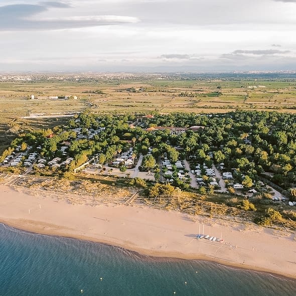 Le Sérignan Plage Nature campsite - Aerial view of the naturist campsite and beach with direct access