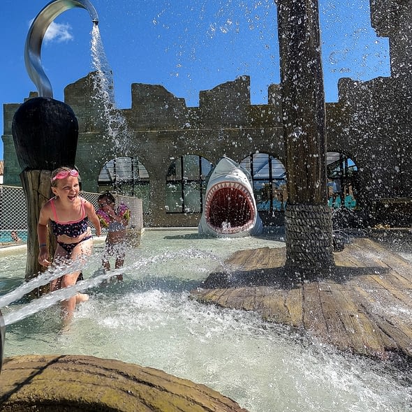 Camping Californie Plage - Galerie photo -Aire de jeux aquatique pour les enfants avec jets d\'eau et décoration pirate