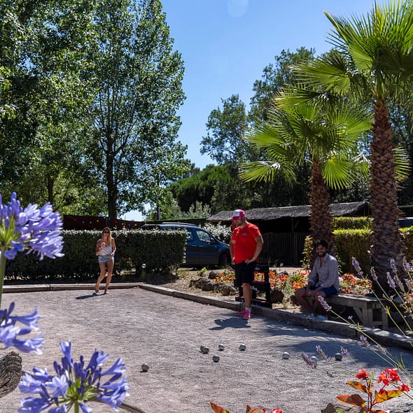 Camping Californie Plage - Les activit&eacute;s et animations - Groupe jouant &agrave; la p&eacute;tanque