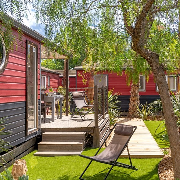 Camping Californie Plage - H&eacute;bergements - Mobil-home Cap\'tain Crochet 4 personnes - Vue de la terrasse couverte et de l\'ext&eacute;rieur