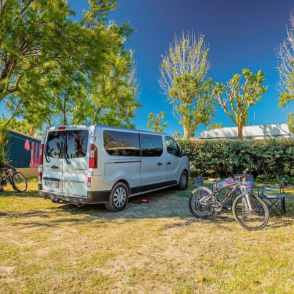 Camping Californie Plage - Hébergements - Emplacement Premium pour caravanes