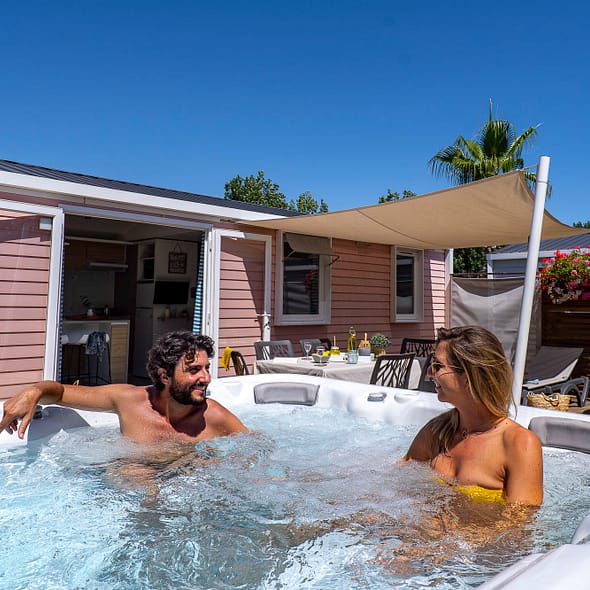 Camping Californie Plage - Hébergements - Mobil-home Caïcos Spa Premium - grande terrasse avec spa privatif