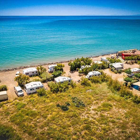 Camping Californie Plage - Emplacements - Vue aérienne des emplacements situés en bord de mer