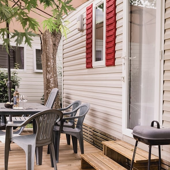 Camping Zelaia - Mobil-home confort para 4 personas - Terraza con barbacoa y conjunto de jard&iacute;n