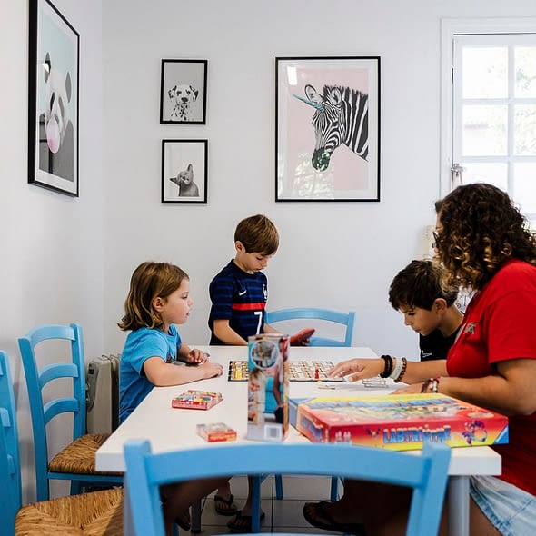 Camping Zelaia - Club enfants - Jeux de soci&eacute;t&eacute; dans le club enfants