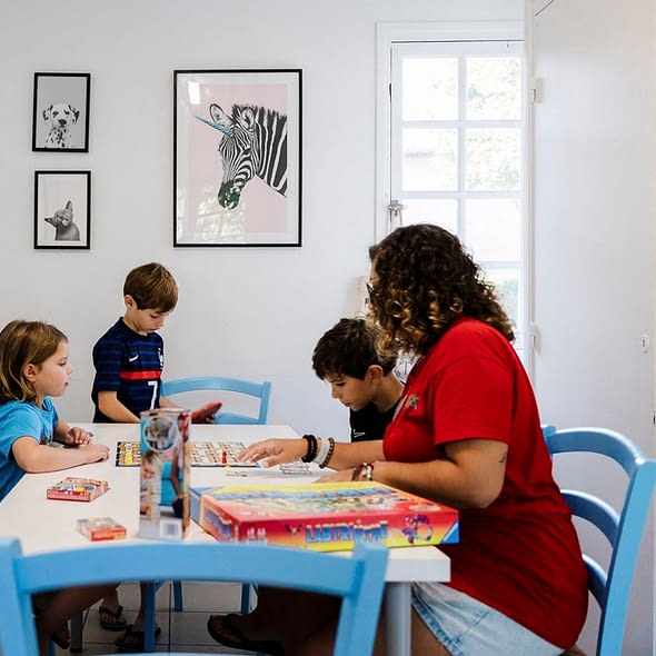 Camping Zelaia - Club enfants - Jeux de soci&eacute;t&eacute; dans le club enfants