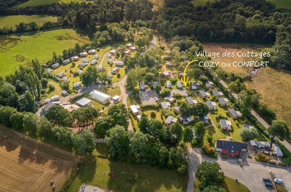 Vue a&eacute;rienne du village de cottages CONFORT et COZY, h&eacute;bergements pour 4 &agrave; 6 personnes, emplacements calmes dans la nature, parc arbor&eacute; en Bretagne