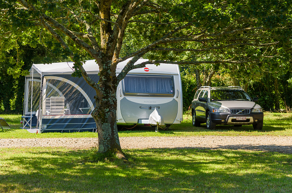 Camping and caravanning under the trees, on the Domaine de Mesqueau campsite © Yann Richard