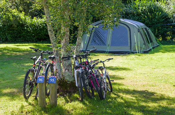 vélo et camping en plein air au Domaine de Mesqueau ©Yann Richard