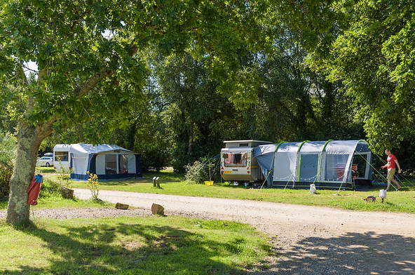 Tent and caravan pitches on the Domaine de Mesqueau campsite