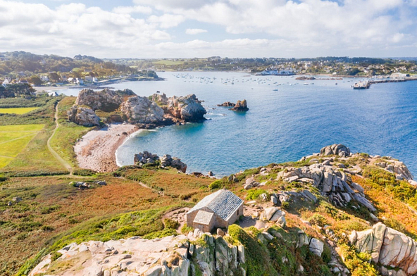 Vue aérienne de la Pointe de Primel à Plougasnou avec la maison des douaniers, une plage de sable et la mer turquoise, au cœur de la côte sauvage bretonne