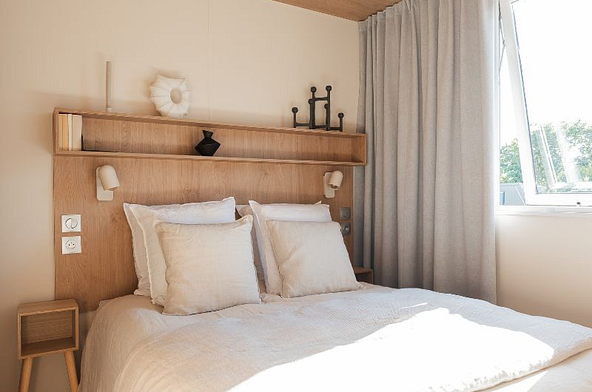 Chambre double avec lit queen size 160x200, rideaux hôtelier - Lodge ö - côté cuisine au Domaine de Mesqueau pour vos vacances en Bretagne