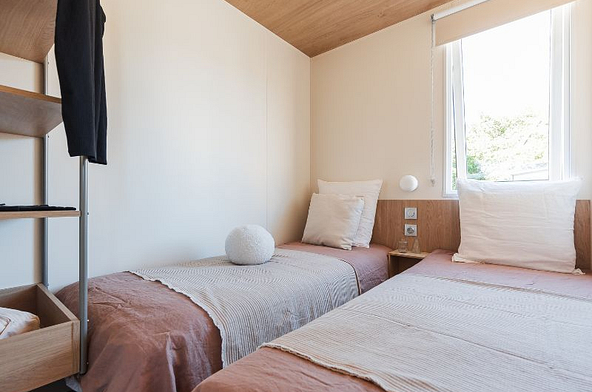 chambre parentale avec 2 lits de 80x190 du Lodge Ô côté salon au Domaine de Mesqueau en Bretagne