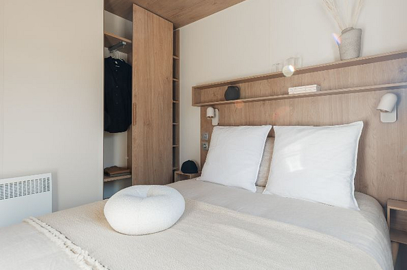 chambre parentale avec lit queen size du Lodge Ô côté salon au Domaine de Mesqueau en Bretagne