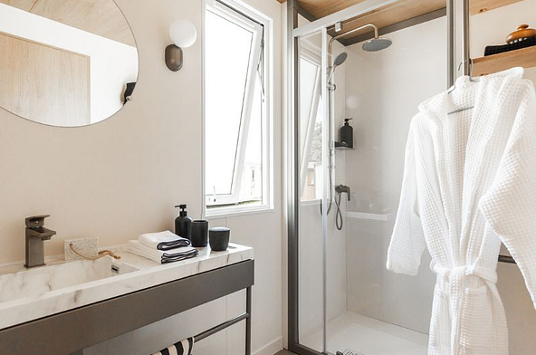 Douche XL 80x100 dans le Lodge Ô - côté cuisine au Domaine de Mesqueau (8)