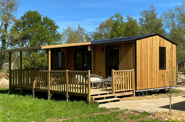 Lodge 804 bois cosy 30m&sup2; 2 chambres avec terrasse au Domaine de Mesqueau en Bretagne
